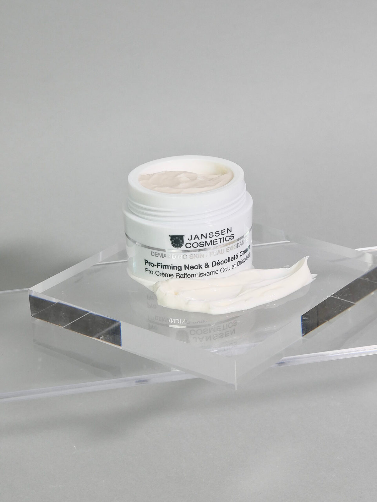 PRO-FIRMING NECK & DECOLLETE CREAM l Kiinteyttävä kaula- ja decolleteevoide ikääntyvälle iholle l Janssen Cosmetics