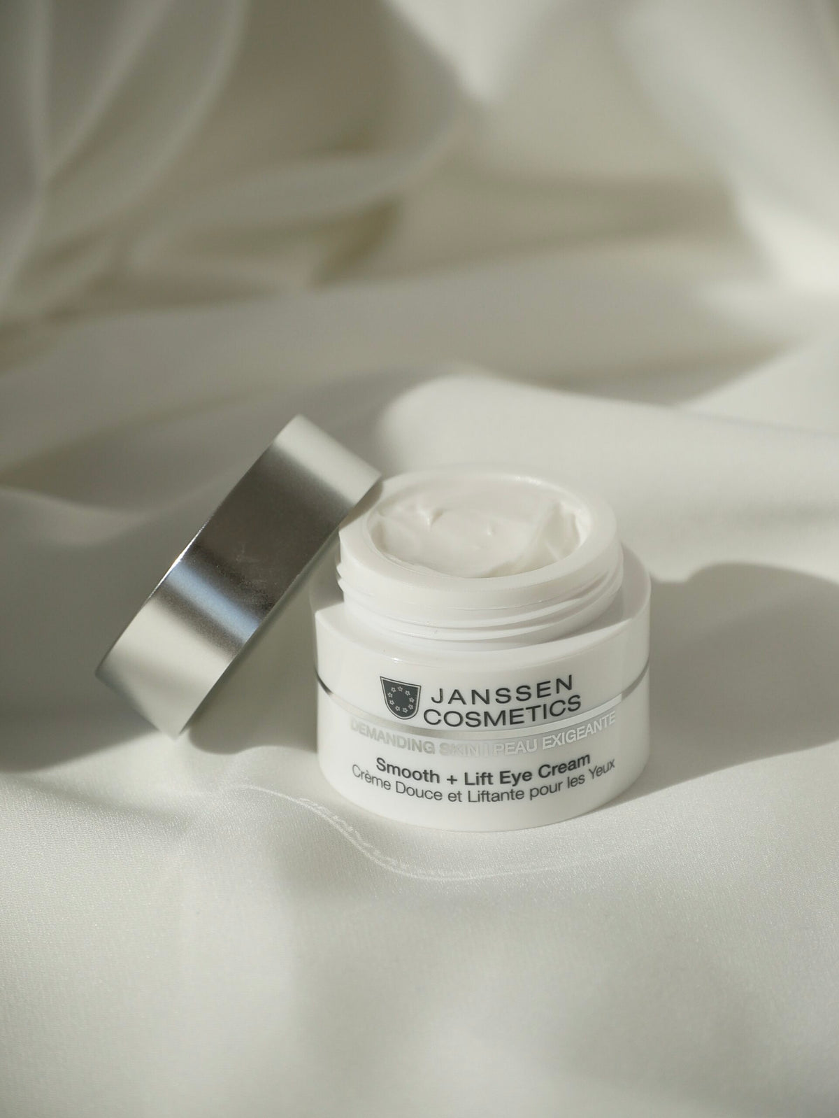 SMOOTH + LIFT EYE CREAM l Liftaava & silottava silmänympärysvoide ikäntyvälle iholle l Janssen Cosmetics